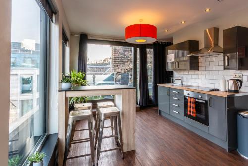 Kitchen o kitchenette sa CoDE Co-Living – The LoFT - Edinburgh