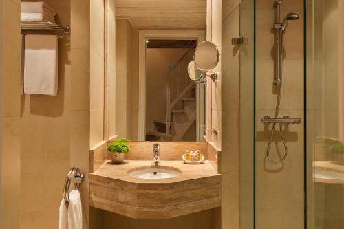 A bathroom at Santa Marina Arachova Resort & Spa