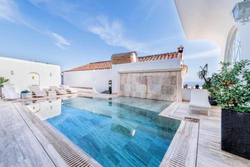 una piscina con acqua blu in una villa di Villa Magia a Positano