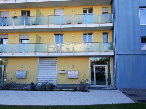 an external view of a building with a balcony at Daglingegneri in Pisa