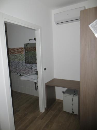 a bathroom with a sink and a mirror at Agriturismo G.GARTROZ in Gorizia