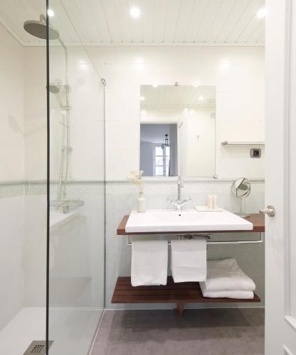a bathroom with a sink and a shower at Comets by FeelFree Rentals in Vielha