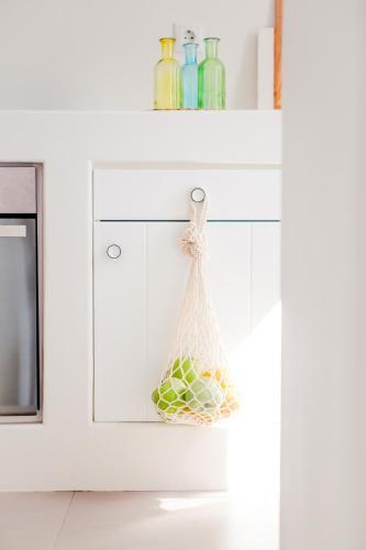 a net hanging on a cabinet in a kitchen at Agnandi Cielo in Tourlos