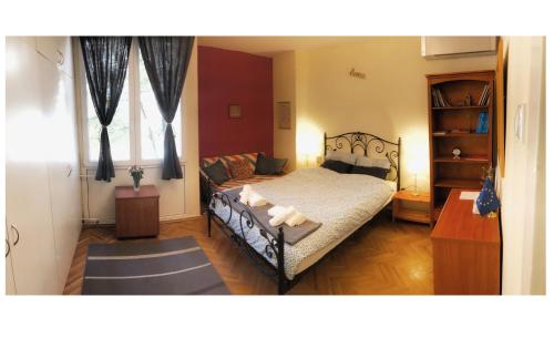 um quarto com uma cama e um sofá em LITA Apartment em Skopje
