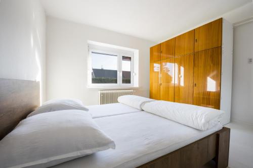 sypialnia z 2 łóżkami i drewnianym zagłówkiem w obiekcie Piestany House With Garden Veronika w Pieszczanach