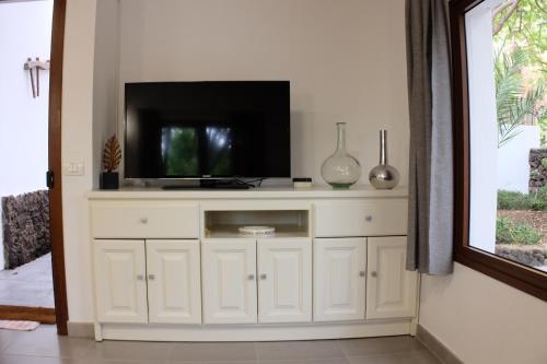 a white dresser with a tv on top of it at Apartamentos Finca Wapa in Frontera