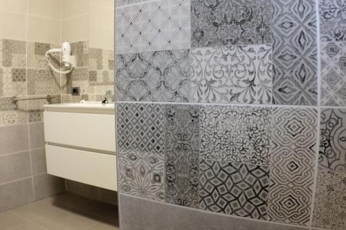 a bathroom with a shower curtain and a sink at Apartamentos Finca Wapa in Frontera