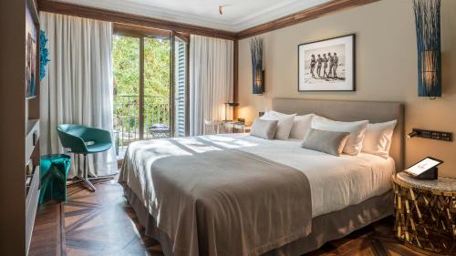 ein Hotelzimmer mit einem Bett und einem großen Fenster in der Unterkunft El Llorenc Parc de la Mar - Adults Only (+16) in Palma de Mallorca