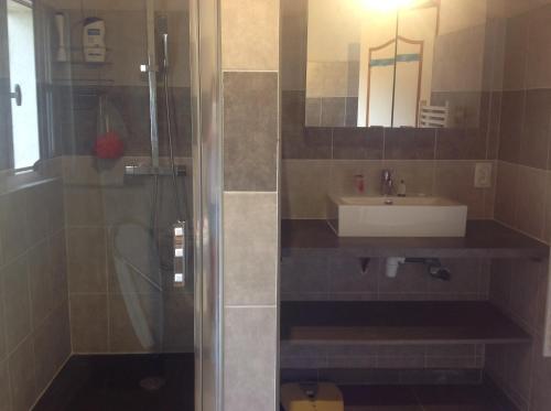 a bathroom with a shower and a sink at Joli appartement très clair in Le Verdon-sur-Mer