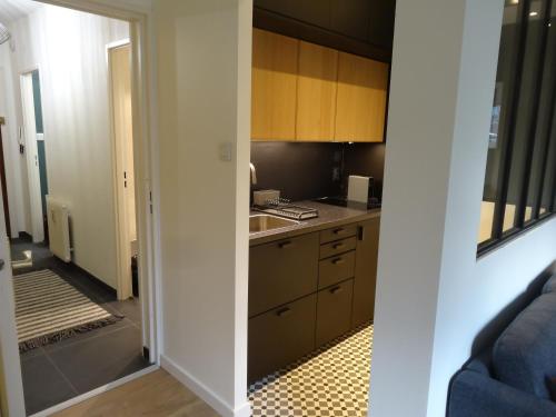 une cuisine avec un évier et un comptoir dans l'établissement La vie est Belle, à Sélestat