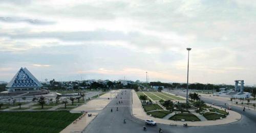 a street with a pyramid and a building and a road at Khách sạn Ánh Đông in Phan Rang