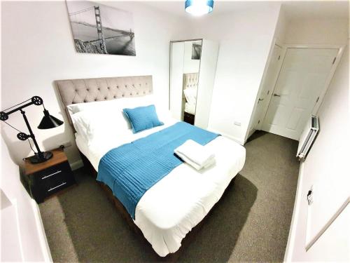 Ένα ή περισσότερα κρεβάτια σε δωμάτιο στο Manchester Holiday Apartment