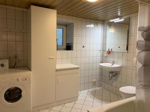 Bathroom sa Ferienwohnung Fewo Hauswurm "mit Hund na und"