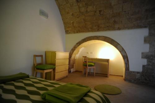 1 dormitorio con 1 cama y escritorio en una habitación en Siqillya, en Ragusa