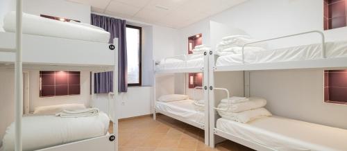 Ένα ή περισσότερα κρεβάτια σε δωμάτιο στο Benarrabá Hostel