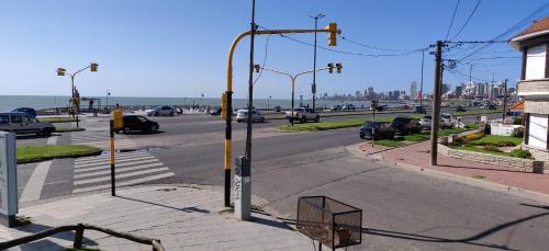 una calle vacía con un semáforo a un lado de la carretera en Departamentos Capurro en Mar del Plata