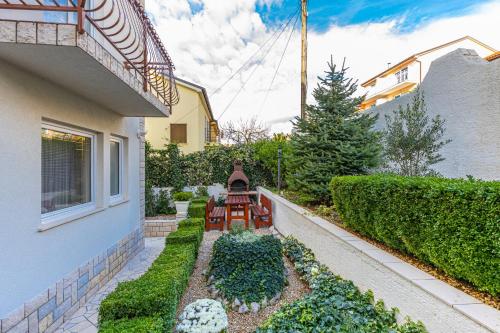a backyard with a table and chairs in a garden at Vacattio apartment 2 in Crikvenica