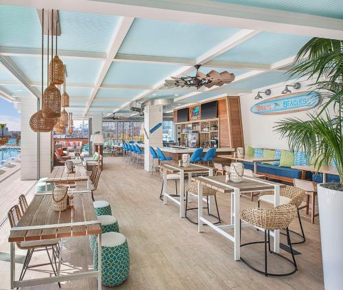 un comedor con mesas y sillas y una cafetería en Margaritaville Hotel Nashville, en Nashville