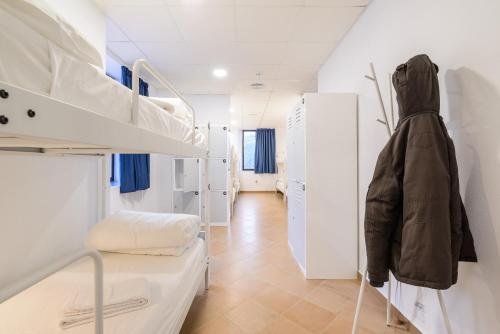 Palanda nebo palandy na pokoji v ubytování Benarrabá Hostel