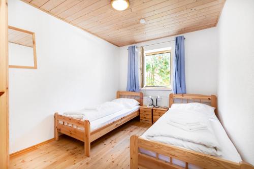 Duas camas num quarto com uma janela em Chalet Struber em Zell am See