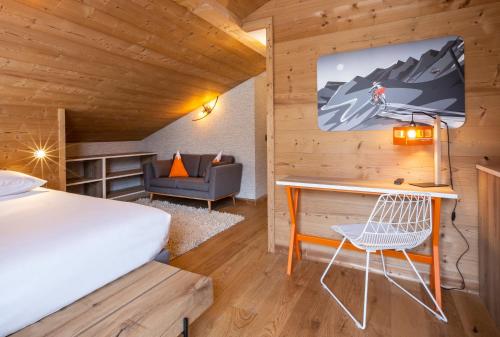 a bedroom with a bed and a desk in a room at Hotel Base Camp Lodge - Bourg Saint Maurice in Bourg-Saint-Maurice