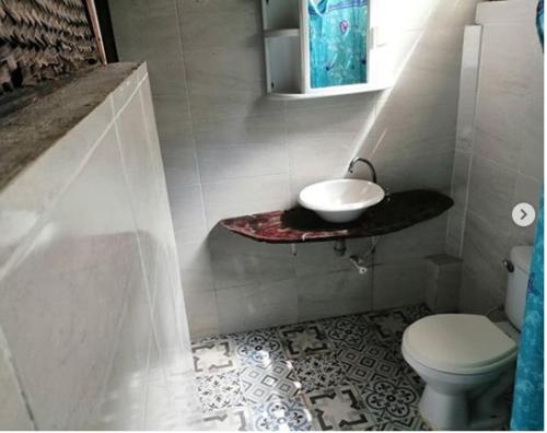 Un baño de La Percha Hostal