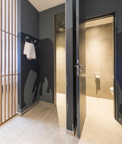 a bathroom with a door leading to a toilet at Hotel Ochsen Post in Tiefenbronn