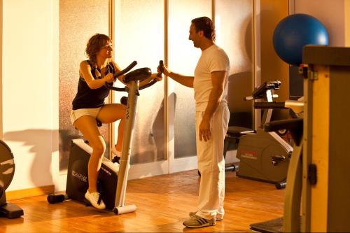 a man and a woman on a treadmill in a gym at Hotel Continental Ischia in Ischia