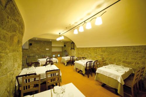 Reštaurácia alebo iné gastronomické zariadenie v ubytovaní Hostal Palouet de Segarra