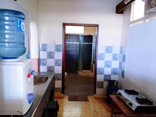 una cucina con frigorifero e una porta per il bagno. di Bunga Ayu Seaside Resort a Pelabuhan Ratu