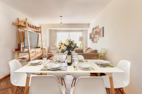 uma sala de jantar branca com uma mesa e cadeiras brancas em Tu Apart En Bariloche 2 em San Carlos de Bariloche