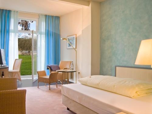a bedroom with a bed and a table and chairs at Zum Rittmeister in Werder