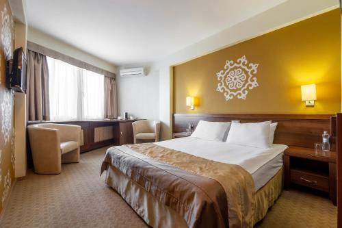 En eller flere senger på et rom på Adria Hotel