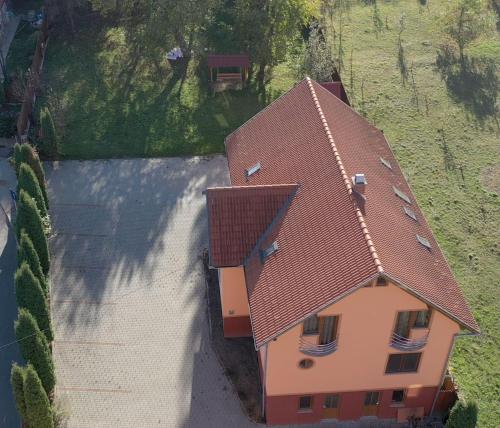 an overhead view of a house with a red roof at Silentium Clavem Domus III. in Odorheiu Secuiesc