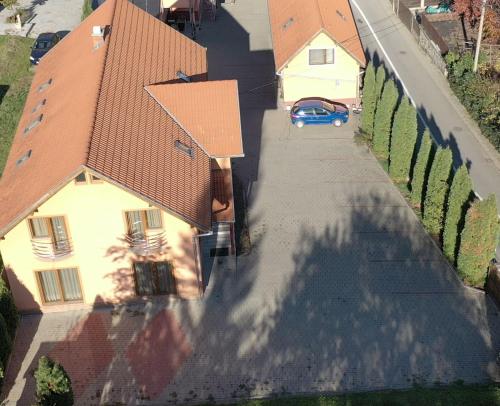 an overhead view of a house with a car on a driveway at Silentium Clavem Domus III. in Odorheiu Secuiesc