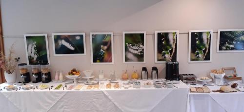 une table avec un tissu de table blanc et des vases dessus dans l'établissement Ruca Kuyen Golf & Resort, à Villa La Angostura