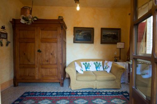 a living room with a couch and a door at Casa Benoi in Rigomagno