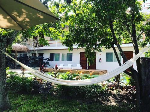 a white umbrella sitting in the middle of a yard at Agam Hotel in Bacalar