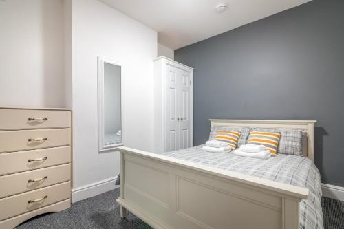 sypialnia z łóżkiem z komodą i lustrem w obiekcie PLATFORM Port Area Apartment 2 w mieście Hull