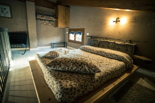 a bedroom with two beds in a room at TENUTA I TUFARI in Tivoli