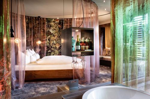 a bedroom with a bed with a glass wall at GAMS zu zweit in Bezau