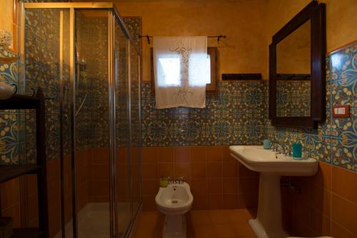 a bathroom with a sink and a shower and a toilet at Casa Benoi in Rigomagno