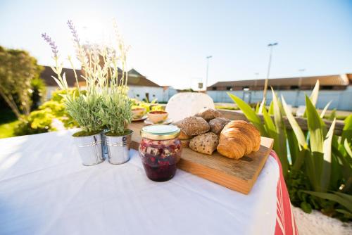 un vassoio di pane e dolci su un tavolo di Monte das Oliveiras ad Arraiolos