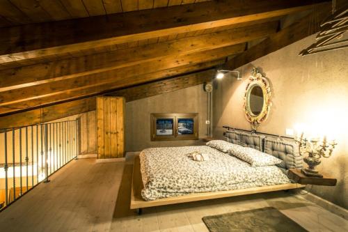 ein Schlafzimmer mit einem Bett in einem Zimmer mit Holzdecken in der Unterkunft TENUTA I TUFARI in Tivoli