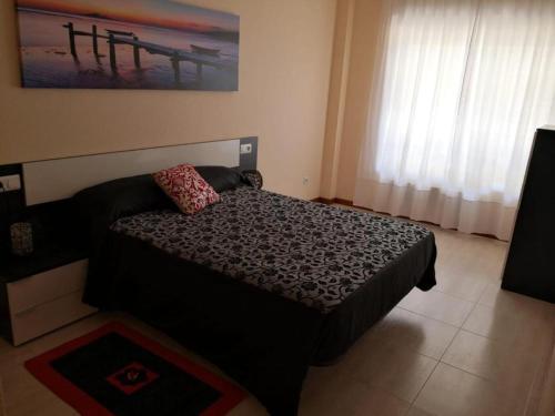 1 dormitorio con 1 cama en una habitación en Apartamento playa Samil, en Vigo