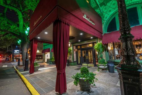 Bangunan di mana terletaknya hotel