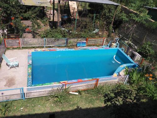 an overhead view of a swimming pool in a yard at Cabaña Luna de Pueblo in Salta