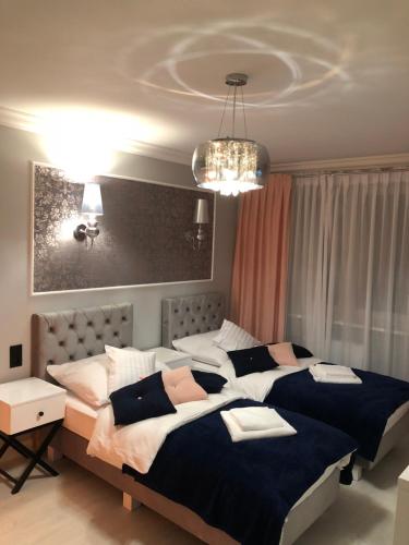 Säng eller sängar i ett rum på Apartament Luksusowy z sauną