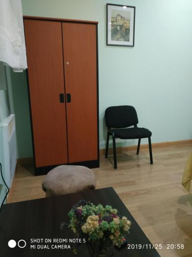 um quarto com um armário, uma mesa e uma cadeira em Komitas Avenue Guest House em Yerevan