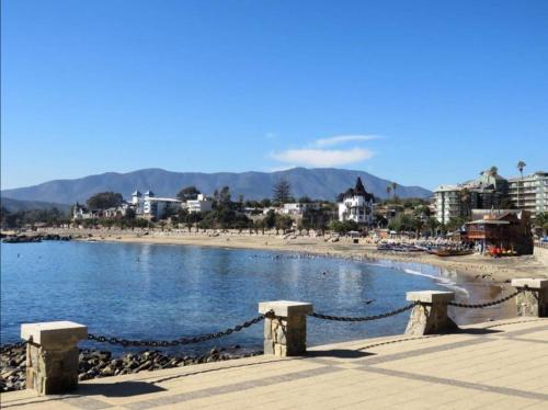 a view of a beach with a pier and buildings at Papudo para 6 personas - PLAYA Y BOSQUE a metros in Papudo